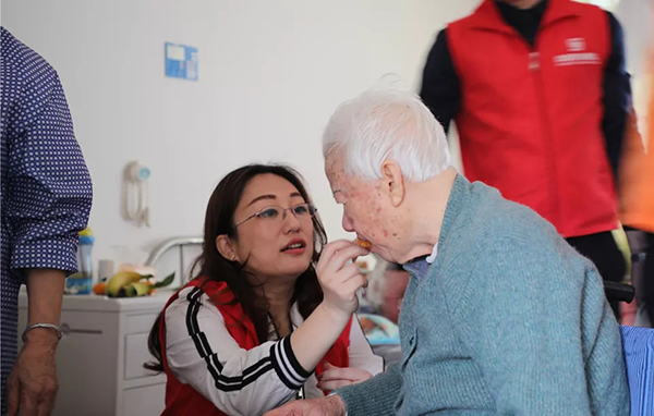 【先鋒引領(lǐng)，凝心聚力】三月學(xué)雷鋒，情暖敬老院